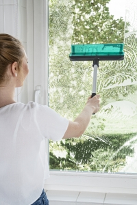 Fensterwischer Anwendung Fenster Frau Streifenfrei 200x300 - Fensterwischer_Anwendung_Fenster_Frau_Streifenfrei