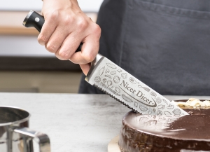 Nicer Dicer Knife Sachertorte schneiden closeup 300x217 - Nicer Dicer Knife_Sachertorte_schneiden_closeup