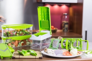 Nicer Dicer Plus Ambiente leer mit vollen Ersatzcontainern IMG 0621 Querformat RGB HiRes 300x200 - Nicer Dicer Plus_Ambiente_leer mit vollen Ersatzcontainern_IMG_0621_Querformat_RGB_HiRes