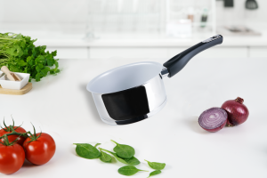 Stielkasserolle mit Henkel klein schräg Küche 300x200 - Stielkasserolle_mit_Henkel_klein_schräg_Küche
