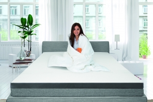 Topper Deluxe Ambiente Frau2 CMYK 300x200 - Topper_Deluxe_Ambiente_Frau2_CMYK
