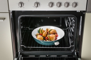Cerafit Fusion SG Pfanne 28cm im Ofen mit Huhn RGB 300x200 - Cerafit Fusion_SG_Pfanne 28cm_im Ofen mit Huhn_RGB