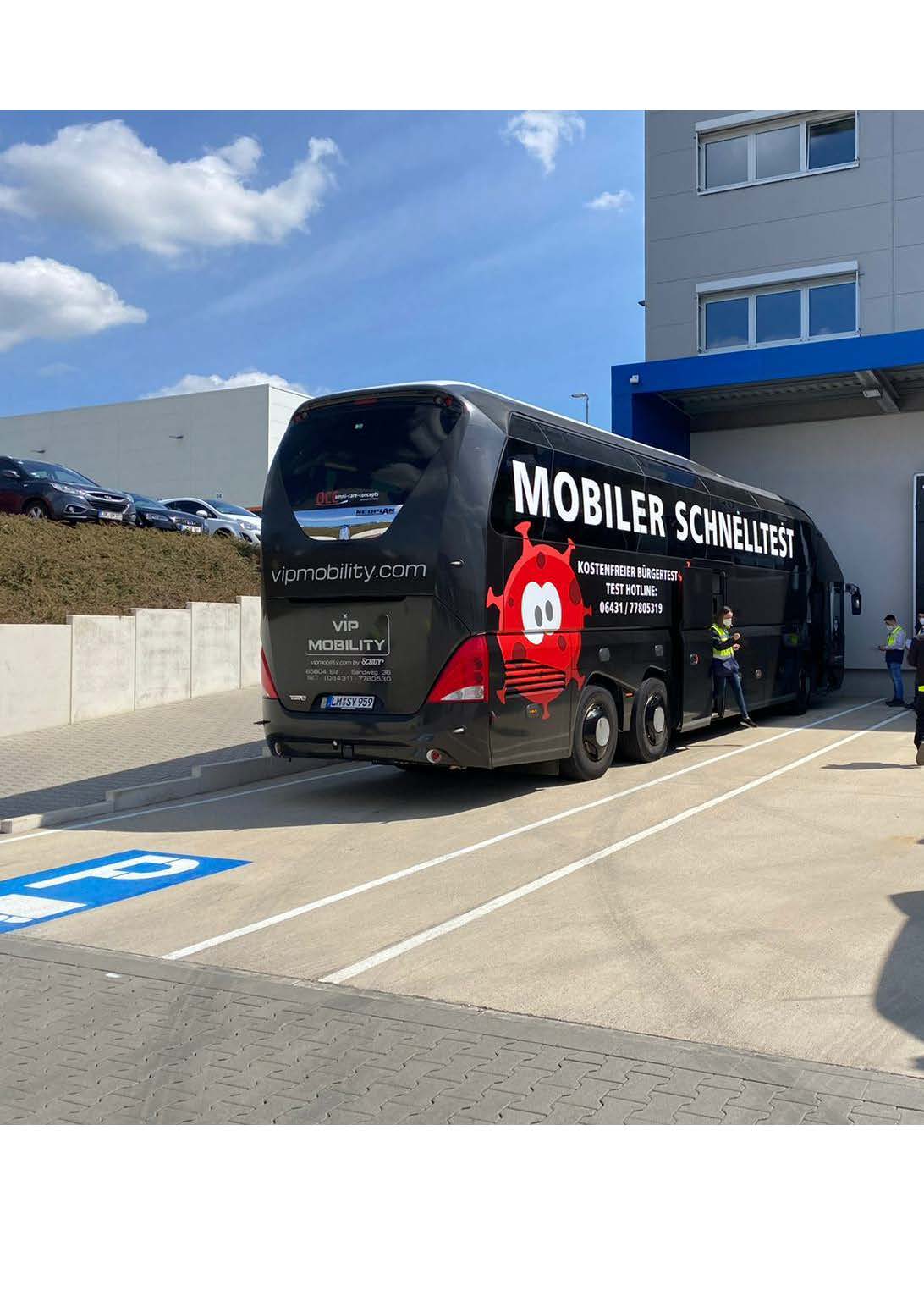 Corona Testbus 1 - Corona-Testbus testet Mitarbeiter der Firma Genius